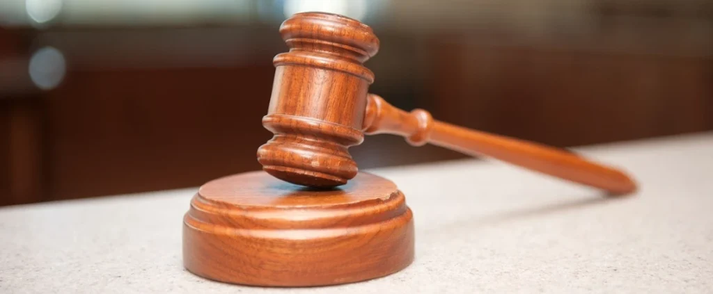 Omicidio di Milano, il pm e le accuse: «Ladro colpito quando usciva dal negozio di schiena»