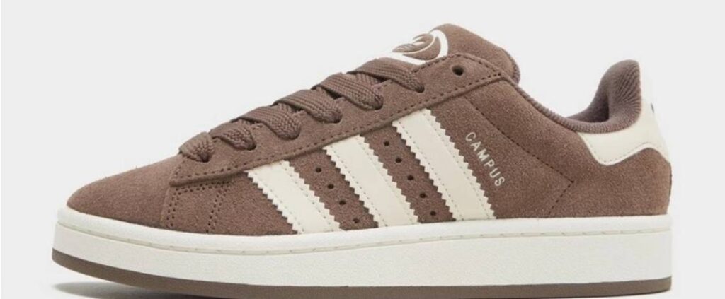 Il colore Pantone 2025, Mocha Mousse, si distingue per il suo tono caldo e terroso, che si riflette in diverse proposte moda disponibili in esclusiva daJD Sports