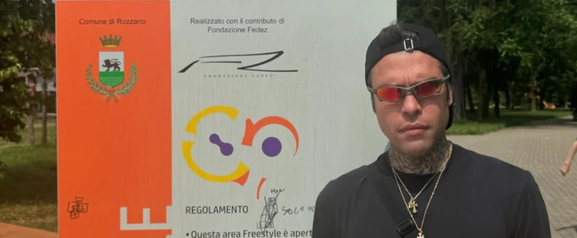 Fabrizio Corona presenta i suoi due libri: uno è su Fedez e parte la diffida di Chiara Ferragni