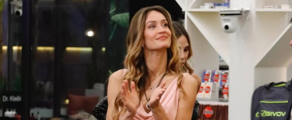 Grande Fratello, il gesto della sorella di Helena fa discutere il web: c'entra un familiare di Javier