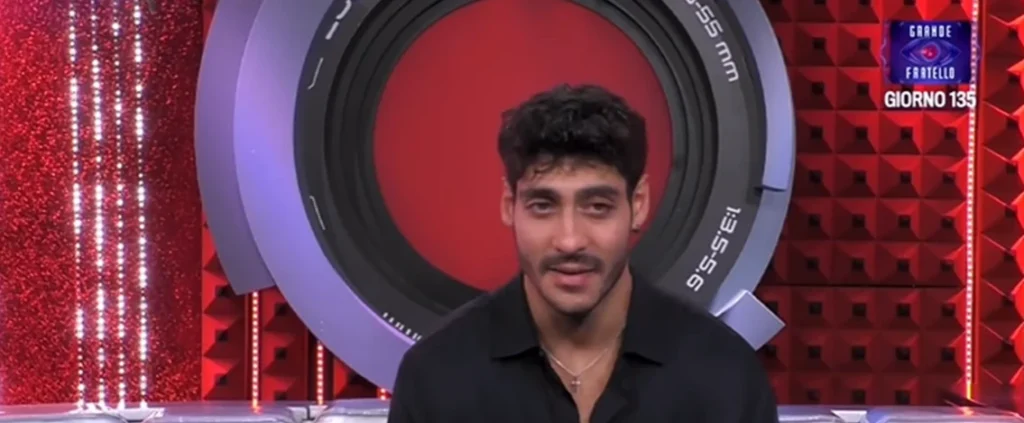 Grande Fratello, il bacio tra Helena e Javier non convince i fan: "tutto orchestrato"