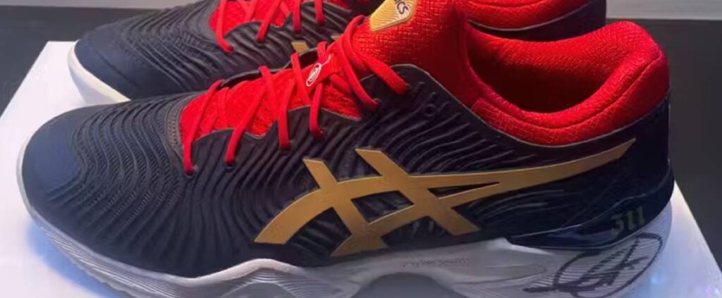 Tennis, all'asta il paio di scarpe da record di Djokovic