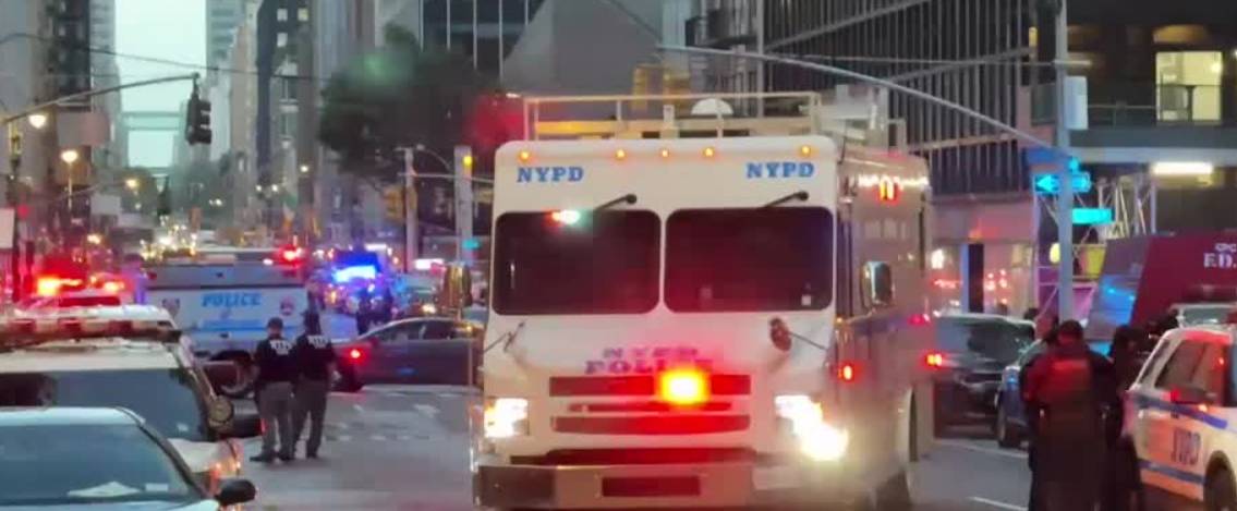 Panico a New York, sparatoria con quattro morti Panico a New York, sparatoria con quattro morti