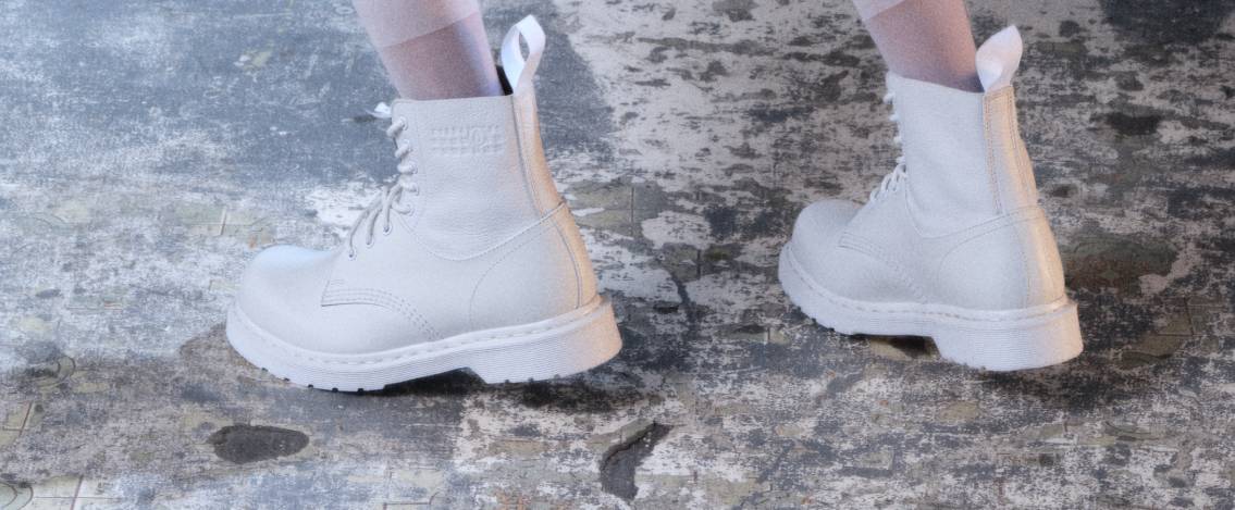 Dr. Martens e MM6 Maison Margiela: una nuova capsule tra heritage e sperimentazione Dr. Martens e MM6 Maison Margiela: una nuova capsule tra heritage e sperimentazione