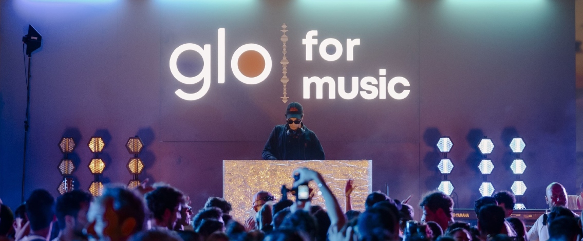 Tananai conquista Fregene con un’esibizione live a sorpresa per “glo for music” Tananai conquista Fregene con un’esibizione live a sorpresa per “glo for music”