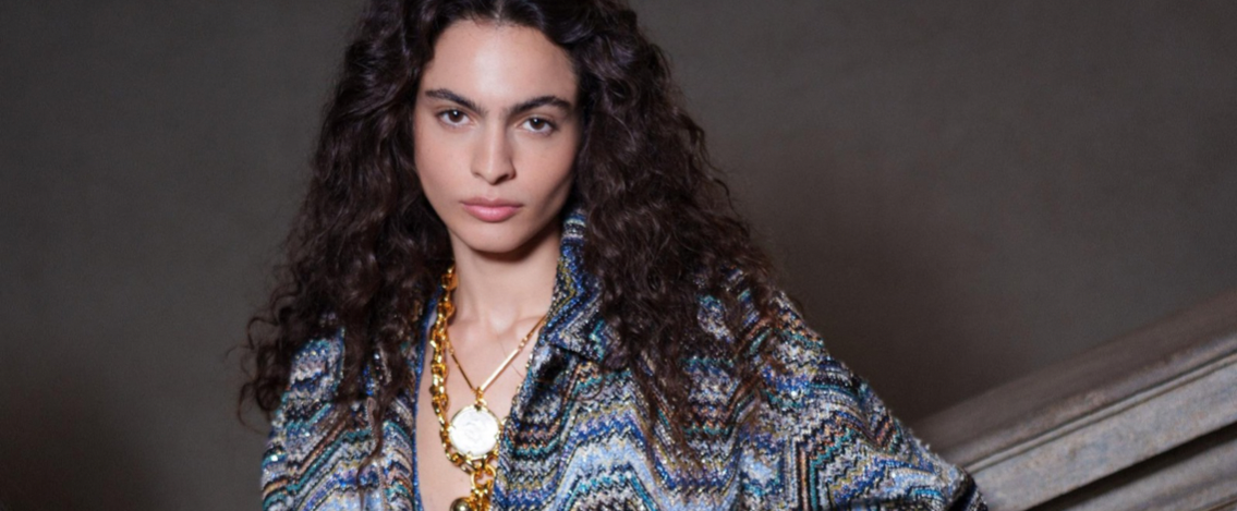 Missoni SS 2026 celebra la spontaneità con una collezione vibrante e hairlook che esaltano l’identità naturale