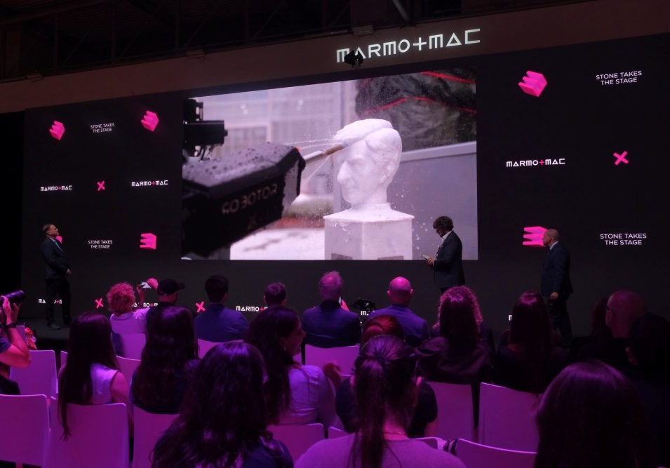 maurizio cattelan e l8217arte dell8217assenza la provocazione di marmomac