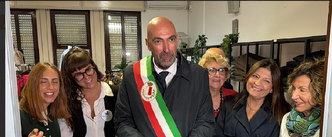 apre a bari il guardaroba solidale di progetto arca e incontra