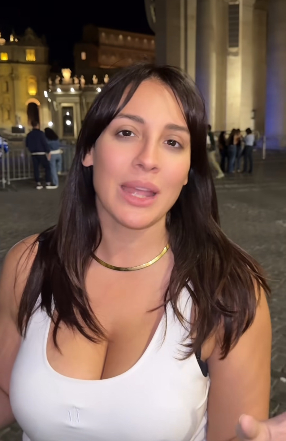 francesca manzini imita ilary blasi nel cuore di roma benvenuti al gran san pietrello pope da 361magazine.com francesca manzini imita ilary blasi nel cuore di roma benvenuti al gran san pietrello pope
