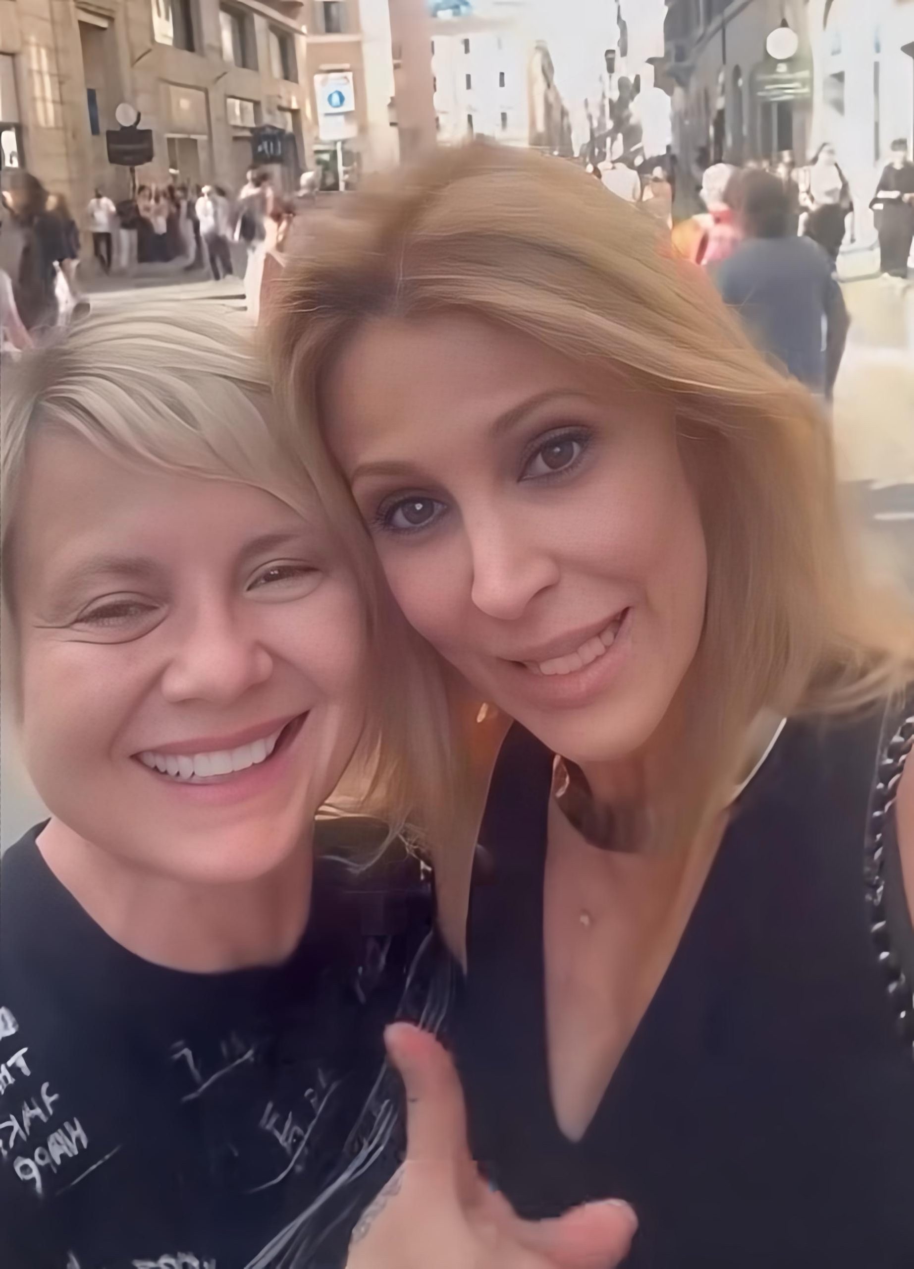 antonella elia e adriana volpe si rincontrano a roma noi ci amiamo da 361magazine.com antonella elia e adriana volpe si rincontrano a roma noi ci amiamo