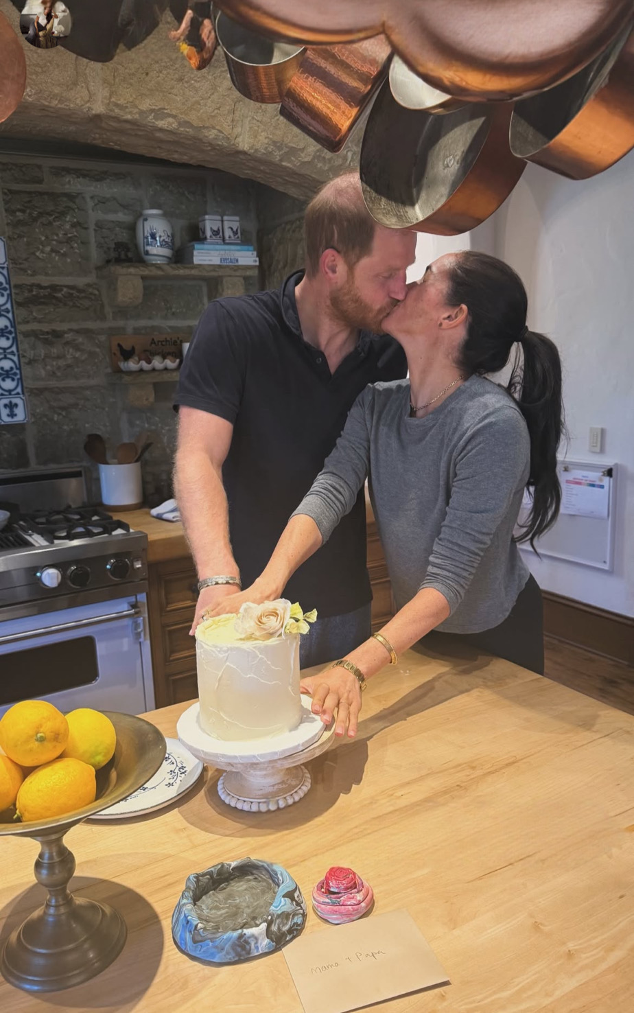 Harry e Meghan, otto anni di matrimonio: festa in casa con torta e pinguini di legno