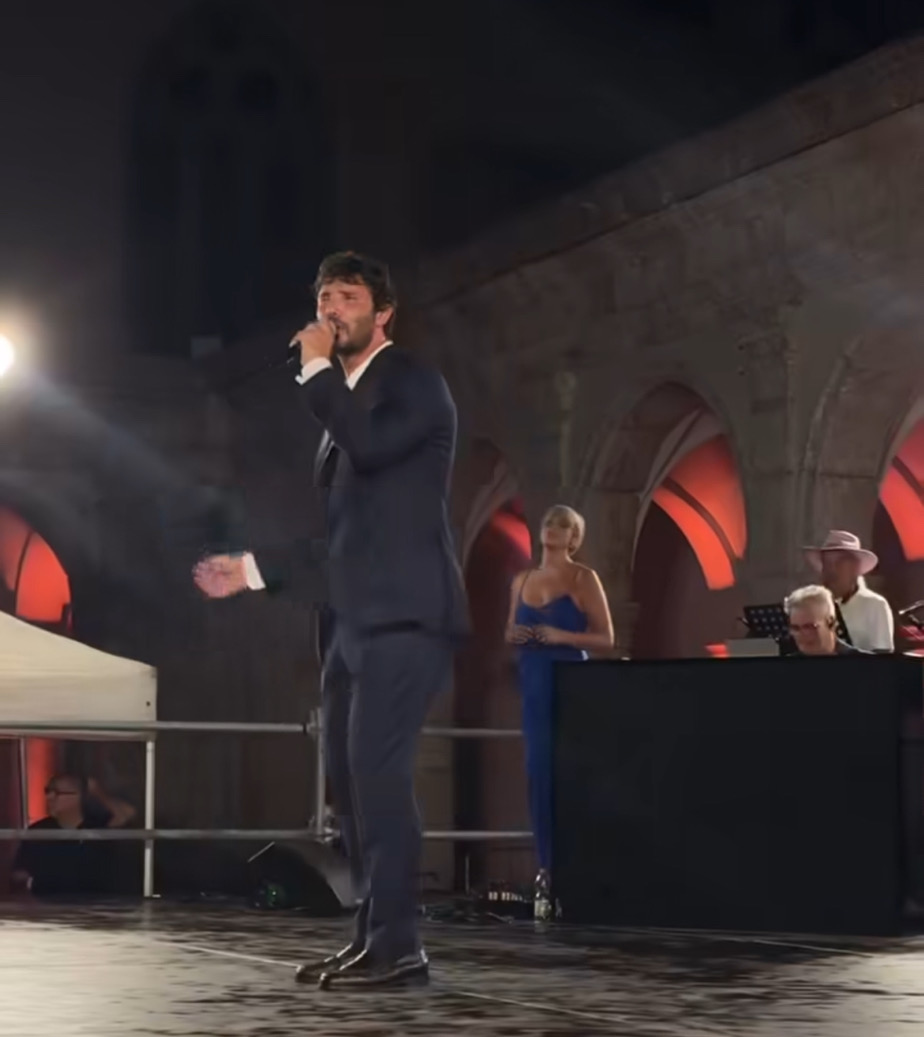 capri danza stefano de martino ritira un premio dedicato al padre e si esibisce in canto da 361magazine.com capri danza stefano de martino ritira un premio dedicato al padre e si esibisce in canto