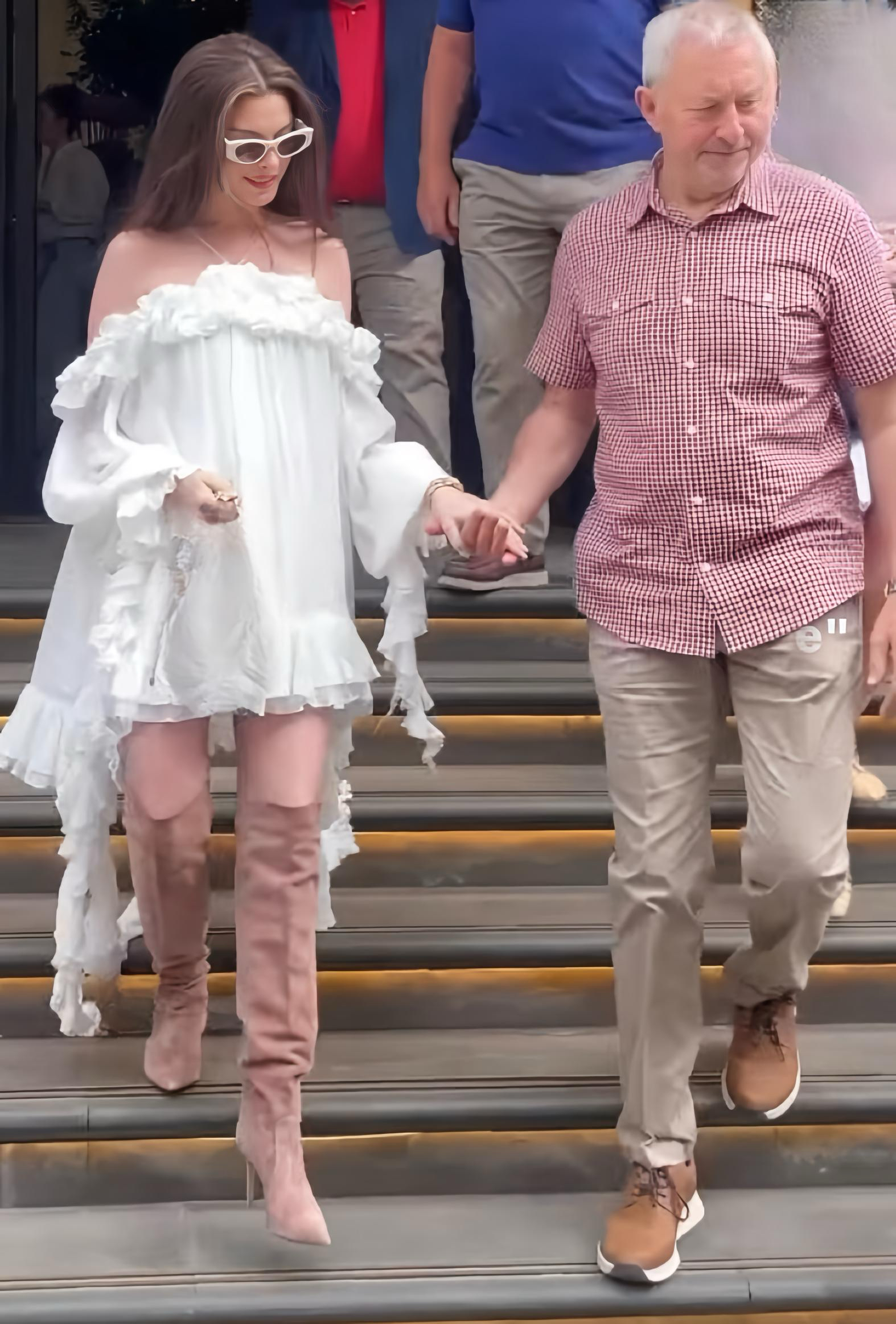 anne hathaway rende la dolce attesa sempre pi249 glamour a londra sfila in bianco e ruffle da 361magazine.com anne hathaway rende la dolce attesa sempre pi249 glamour a londra sfila in bianco e ruffle
