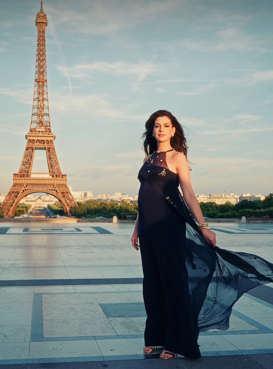 anne hathaway sfila da diva a parigi glamour in prada per la premiere di odyssey da 361magazine.com anne hathaway sfila da diva a parigi glamour in prada per la premiere di odyssey