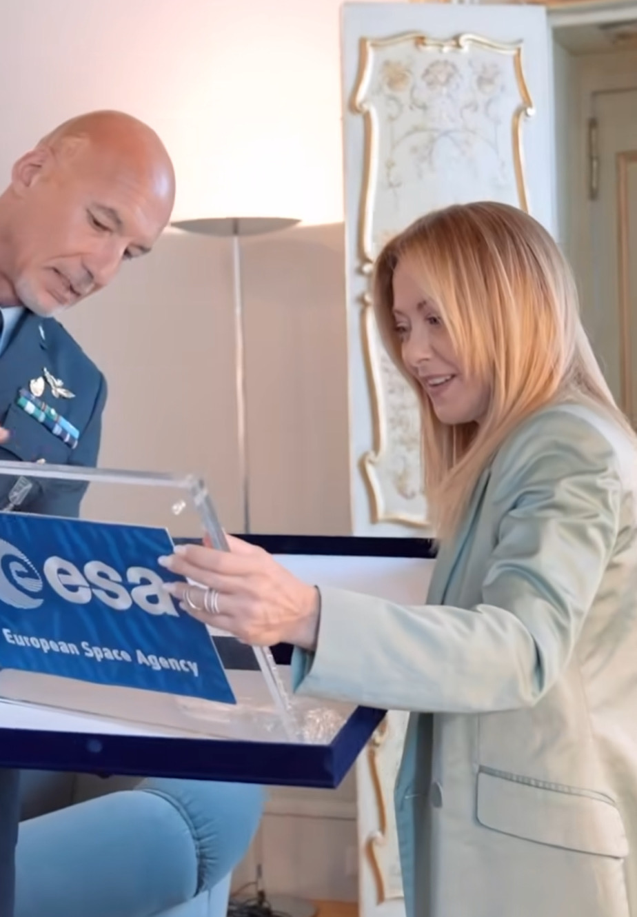 giorgia meloni incontra luca parmitano la bandiera italiana andr224 su artemis iii nel 2027 da 361magazine.com giorgia meloni incontra luca parmitano la bandiera italiana andr224 su artemis iii nel 2027