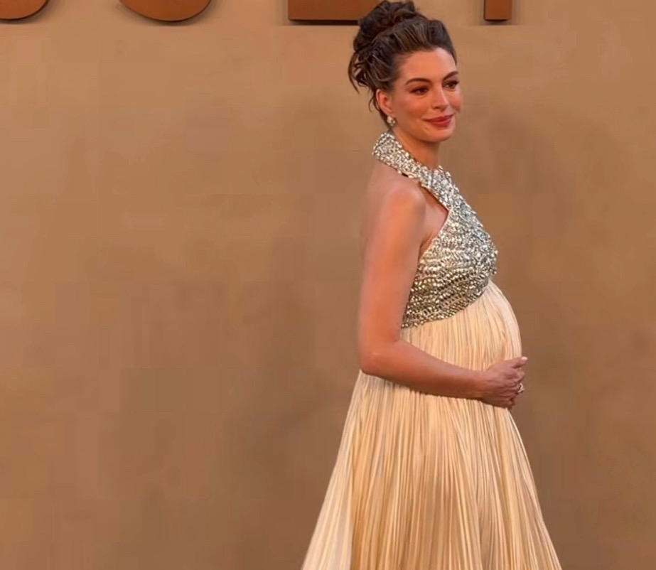 anne hathaway si ispira a penelope il premaman dress diventa richiamo greco in prada da 361magazine.com anne hathaway si ispira a penelope il premaman dress diventa richiamo greco in prada