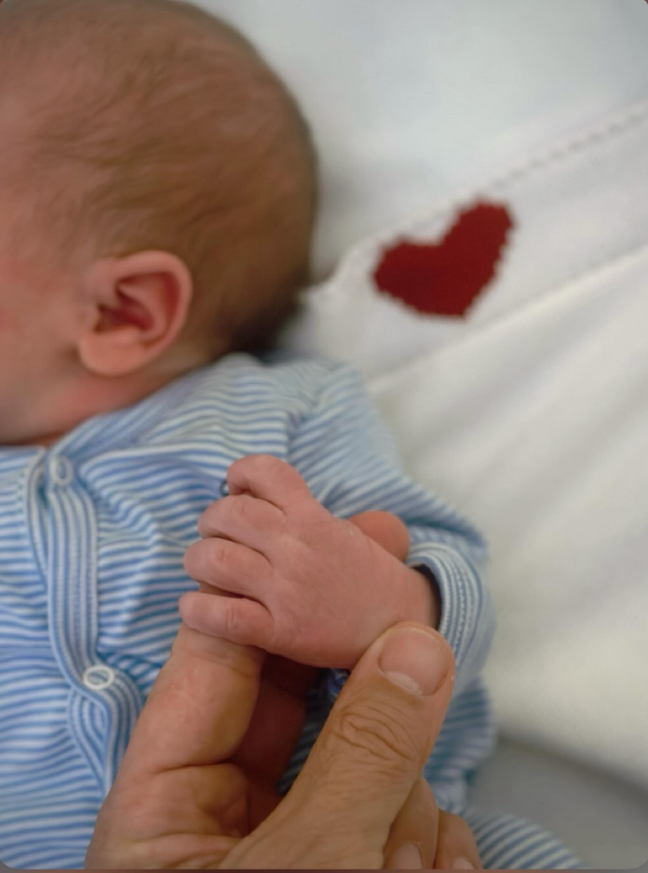 una manina aggrappata al dito del pap224 stefano accorsi annuncia la nascita del quinto figlio da 361magazine.com una manina aggrappata al dito del pap224 stefano accorsi annuncia la nascita del quinto figlio