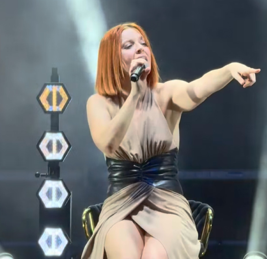 noemi il ritorno alla versiliana dopo la caduta sul palco seduta ma con la solita grinta da 361magazine.com noemi il ritorno alla versiliana dopo la caduta sul palco seduta ma con la solita grinta