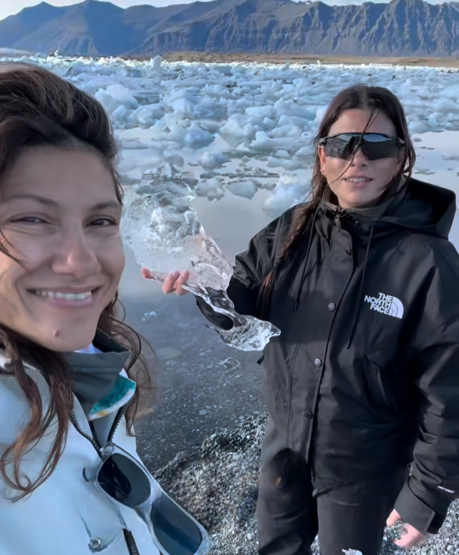 emma ed elisa in islanda selfie tra i ghiacci e complicit224 da amiche in fuga da 361magazine.com emma ed elisa in islanda selfie tra i ghiacci e complicit224 da amiche in fuga