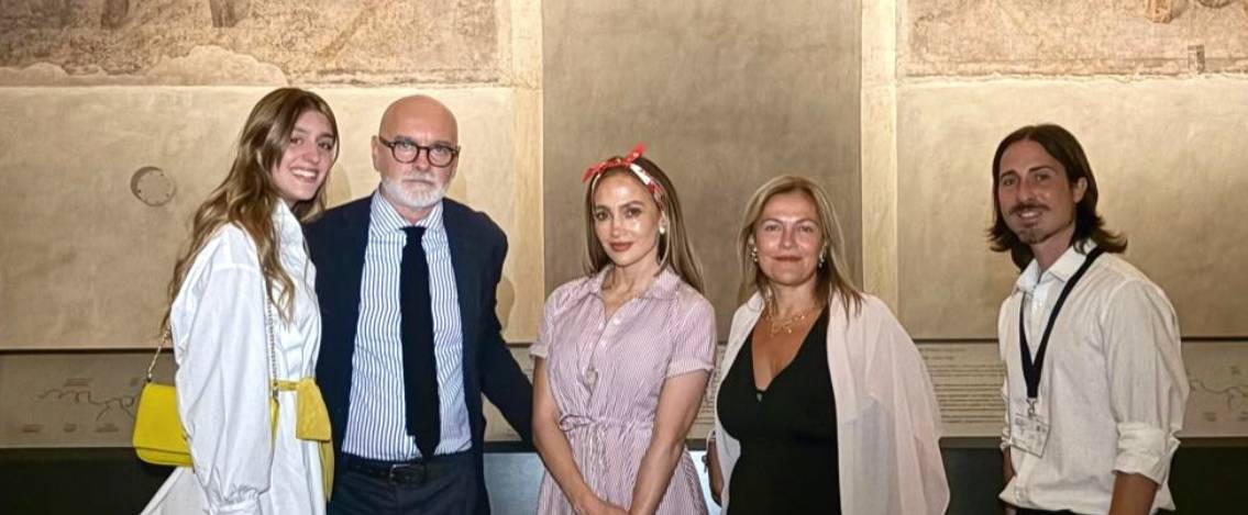jennifer lopez in visita al cenacolo vinciano di milano da 361magazine.com jennifer lopez in visita al cenacolo vinciano di milano