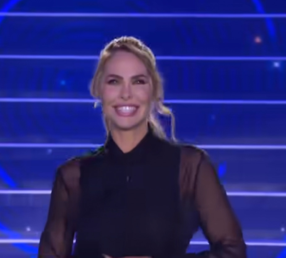 ilary blasi al gf vip spacco e sofisticata trasparenza total black per la seconda puntata da 361magazine.com ilary blasi al gf vip spacco e sofisticata trasparenza total black per la seconda puntata