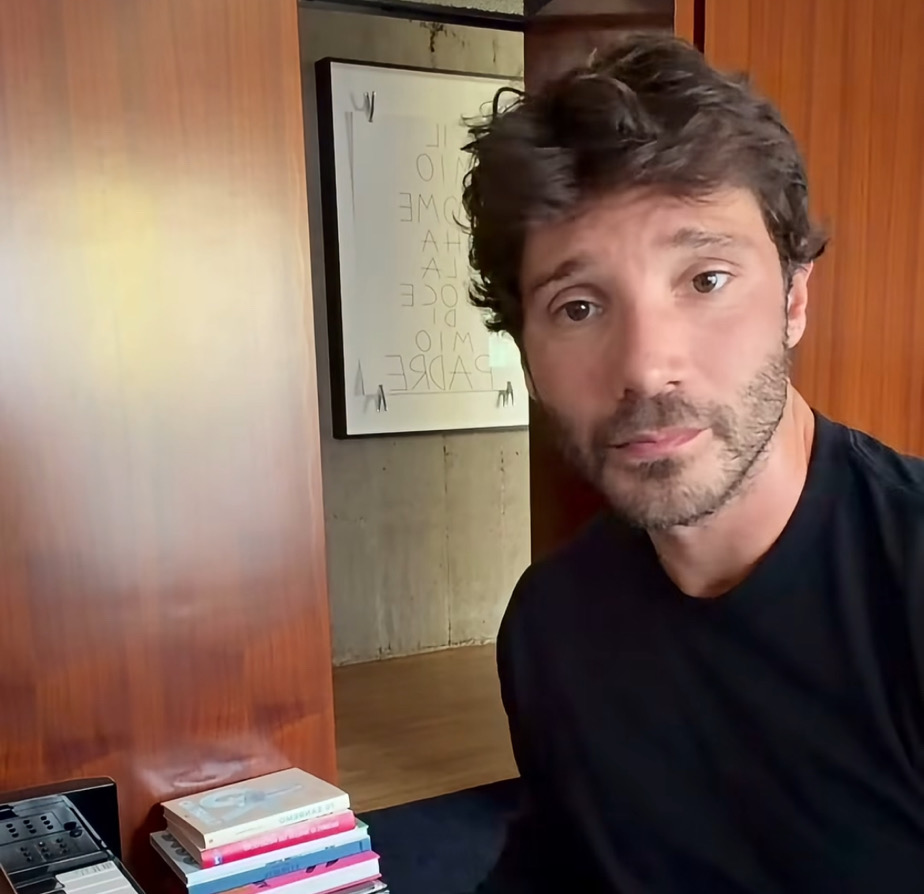 stefano de martino con un accenno sigla di sanremo il conduttore lancia il countdown iscrizioni per i giovani da 361magazine.com stefano de martino con un accenno sigla di sanremo il conduttore lancia il countdown iscrizioni per i giovani
